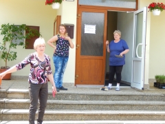 Kvetinkami sme  vyzdobili okolie a vstup do obecného úradu – fotografia 4