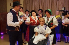 Mladomanželom Ondrejovi a Katke Chlebákovým srdečne blahoželáme! – fotografia 6