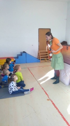 Divadlo Babadlo  zavítalo s rozprávkou Hrnček var  do našej MŠ – fotografia 5