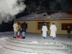 Svätý Mikuláš prišiel v sprievode svojich anjelov, aby potešil deti v Chmeľnici – fotografia 50