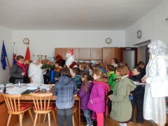 Svätý Mikuláš s celým sprievodom zavítal dnes na obecný úrad – fotografia 11