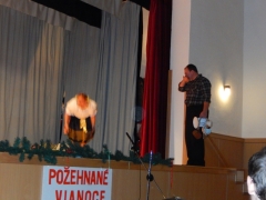 Divadelníci spríjemnili druhý vianočný večer premiérou veselohry Ďuro Truľo sa žení – fotografia 30