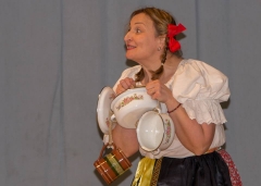 Repríza divadelného predstavenia " Ďuro Truľo sa žení" prilákala množstvo fanúšikov ochotníckeho divadla – fotografia 8