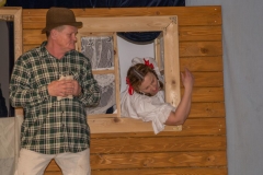 Repríza divadelného predstavenia " Ďuro Truľo sa žení" prilákala množstvo fanúšikov ochotníckeho divadla – fotografia 32