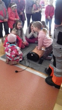 Deti sa vžili do role záchranárov. Ďakujeme za čas, ktorí Samaritáni z ASSR venovali našim deťom! – fotografia 33