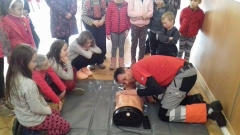 Deti sa vžili do role záchranárov. Ďakujeme za čas, ktorí Samaritáni z ASSR venovali našim deťom! – fotografia 6