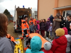 Deti sa vžili do role záchranárov. Ďakujeme za čas, ktorí Samaritáni z ASSR venovali našim deťom! – fotografia 31