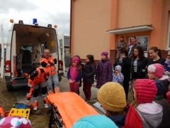 Deti sa vžili do role záchranárov. Ďakujeme za čas, ktorí Samaritáni z ASSR venovali našim deťom! – fotografia 38