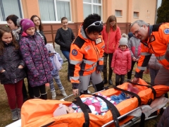 Deti sa vžili do role záchranárov. Ďakujeme za čas, ktorí Samaritáni z ASSR venovali našim deťom! – fotografia 12