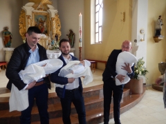Na Veľkonočný pondelok  boli pokrstení štyria chlapci – fotografia 3