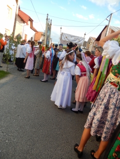 Procesia na sviatok Božieho tela a krvi, Chmeľnica 15.06.2017 – fotografia 57