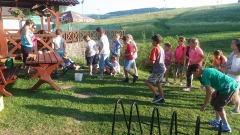 Naši školáci si vychutnávajú školu v prírode – fotografia 11