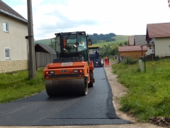 Pokročili sme aj na obecnej ceste v lokalite " IBV Pri trati." Obyvatelia dostali aj kúsok "asfaltky" – fotografia 13