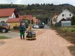 Pokročili sme aj na obecnej ceste v lokalite " IBV Pri trati." Obyvatelia dostali aj kúsok "asfaltky" – fotografia 8