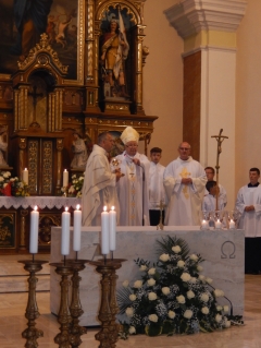 Slávnosť požehnania v  kostole sv. Bartolomeja v Hniezdnom – fotografia 15