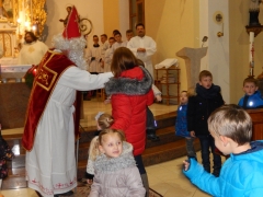 Svätý Mikuláš sa prihovoril deťom na svätej omši a po nej rozdal balíčky a rôzne cukrovinky – fotografia 39
