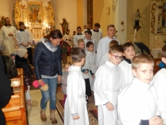 Svätý Mikuláš sa prihovoril deťom na svätej omši a po nej rozdal balíčky a rôzne cukrovinky – fotografia 36