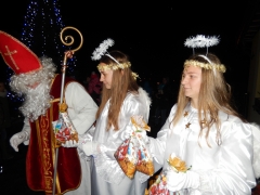 Svätý Mikuláš sa prihovoril deťom na svätej omši a po nej rozdal balíčky a rôzne cukrovinky – fotografia 10