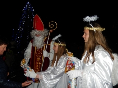 Svätý Mikuláš sa prihovoril deťom na svätej omši a po nej rozdal balíčky a rôzne cukrovinky – fotografia 1