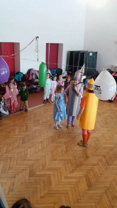 Naše kreatívne pani učiteľky  sa nachviľku zmenili na farbičky. – fotografia 3