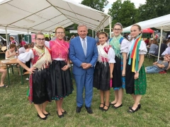 Naše dievčatá z Lustige Jugend s prezidentom Rudolfom Schusterom