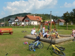 Na detskom ihrisku pribudli nové lavičky – fotografia 8