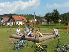 Na detskom ihrisku pribudli nové lavičky – fotografia 7