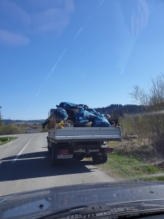 Aktivita, ktorá si zaslúži palec hore: Dobrovoľníci z Chmeľnice vyzbierali za dve hodiny 1450 kg odpadu – fotografia 8