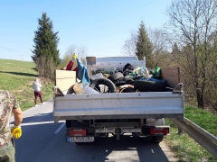 Aktivita, ktorá si zaslúži palec hore: Dobrovoľníci z Chmeľnice vyzbierali za dve hodiny 1450 kg odpadu – fotografia 3