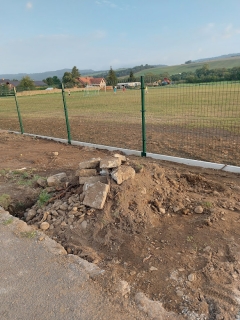 Výstavba oplotenia športového areálu. – fotografia 80