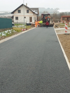 ASFALTOVANIE CESTY IBV PRI TRATI – fotografia 1