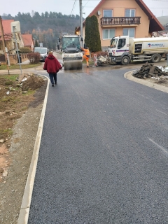 ASFALTOVANIE CESTY IBV PRI TRATI – fotografia 10