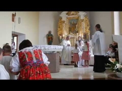 Obetovanie darov počas slávnostnej svätej omše v Chmeľnici 5. júna 2016 – fotografia 2